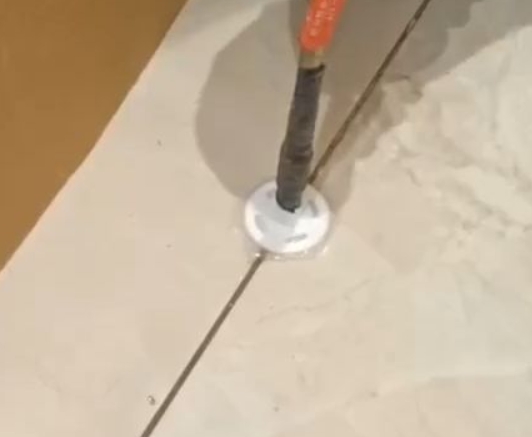 兴平瓷砖空鼓维修公司专业解答瓷砖在铺贴过程中，如果没有涂抹均匀到位的粘结材料（如水泥砂浆或瓷砖胶），可能会导致以下问题