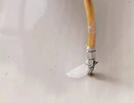 兴平瓷砖空鼓维修公司专业解答在瓷砖铺贴过程中，如果使用的砂料过粗（如全部使用了粗砂），可能会导致以下问题